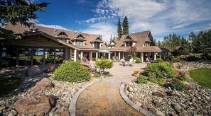 Property grounds - Retreat Wilderness Inn (Nimpo Lake)