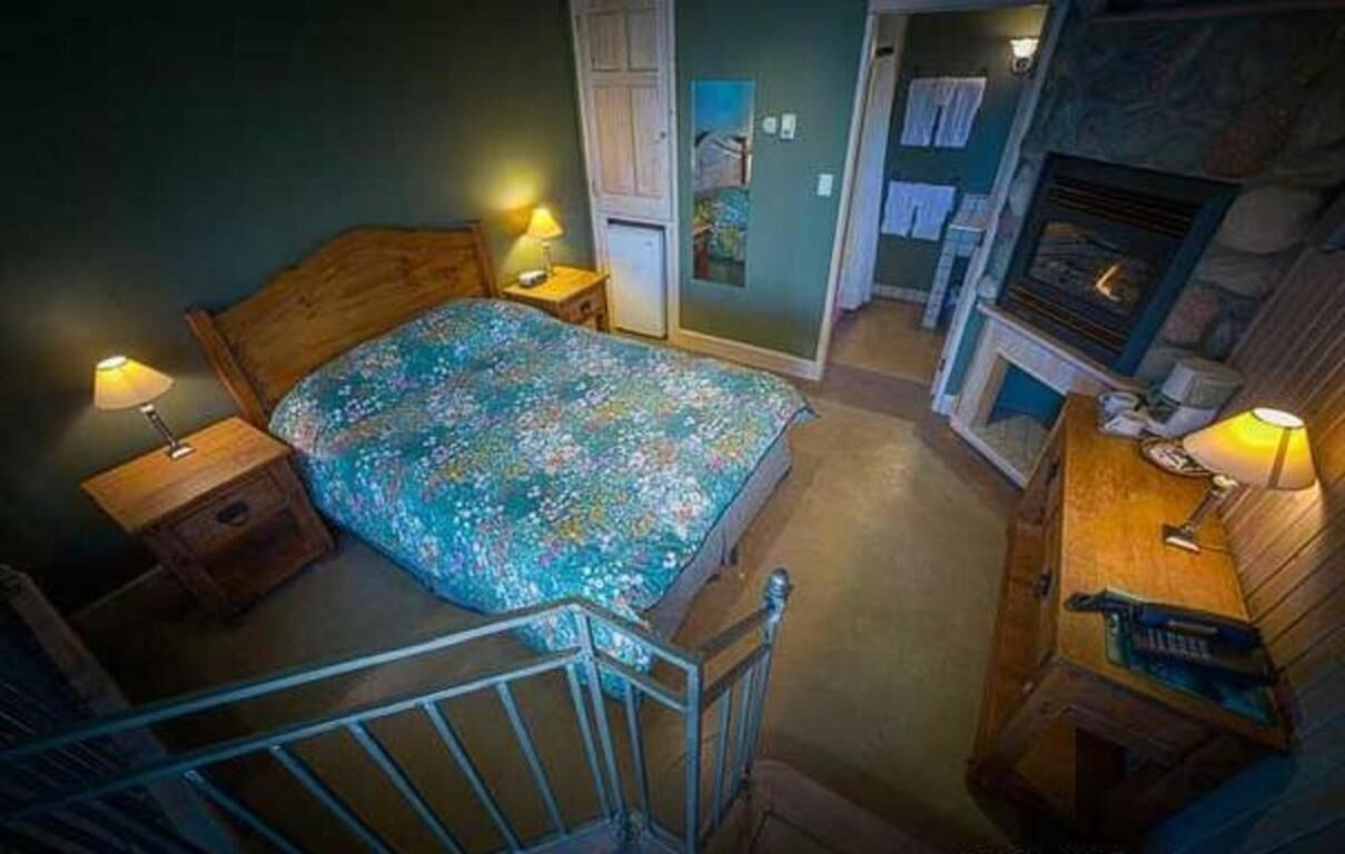 room, 1 queen bed, patio, lakeside (101) | free wifi, bed sheets