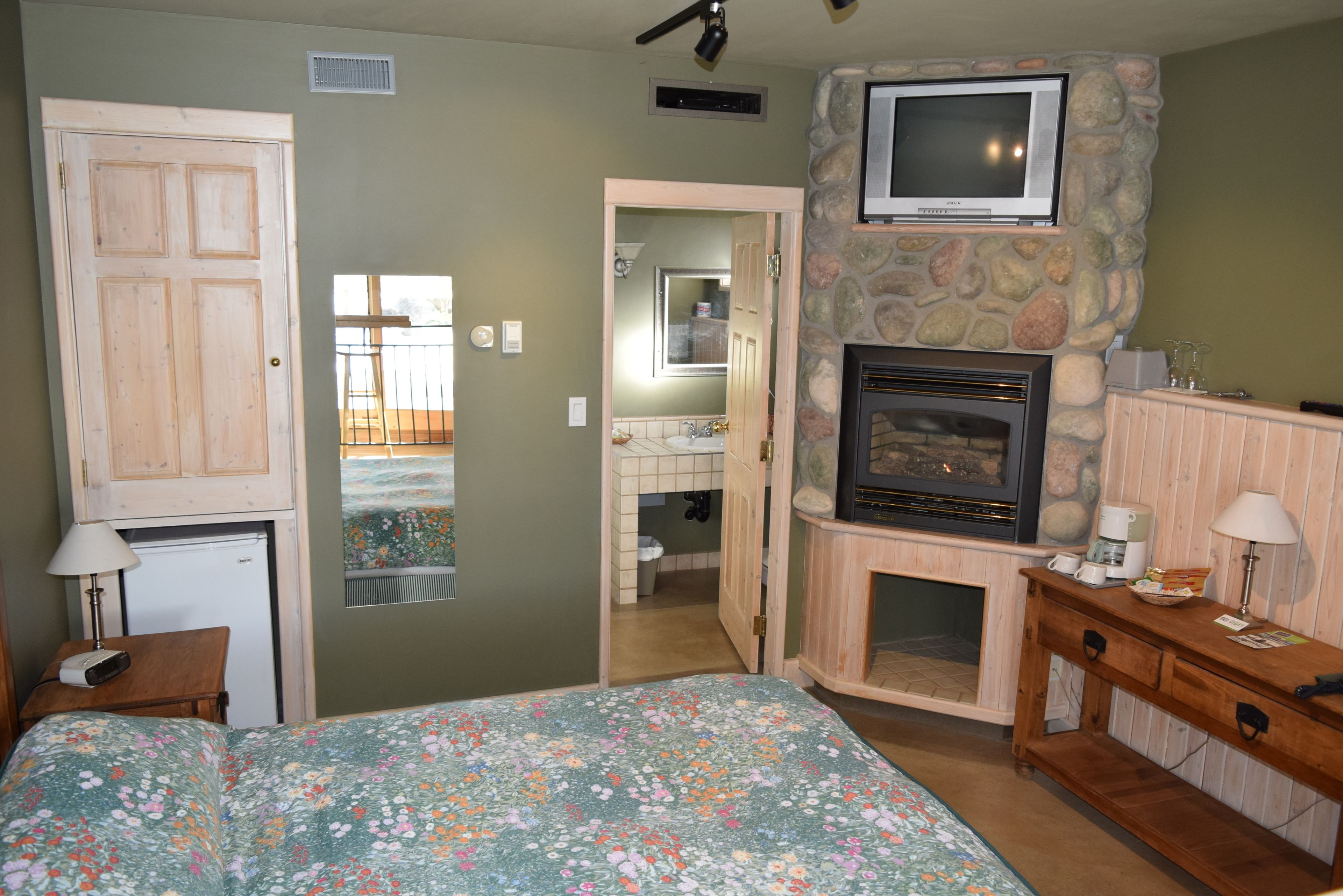 room, 1 queen bed, patio, lakeside (101) | free wifi, bed sheets