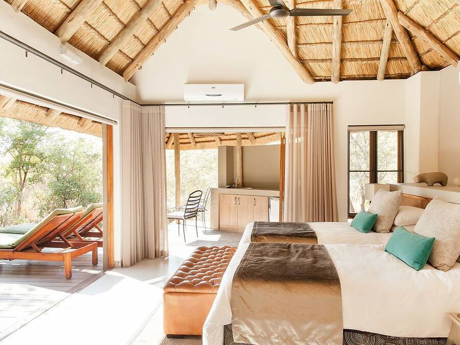 Caixa forta a l'habitació, escriptori i habitacions insonoritzades