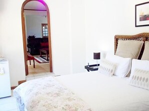 Minibar, caja de seguridad en la habitación y decoración personalizada 