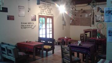 Petit déjeuner buffet (50 ARS par personne)