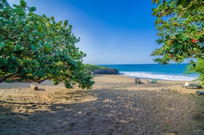 Playa privada en los alrededores, camastros y toallas de playa