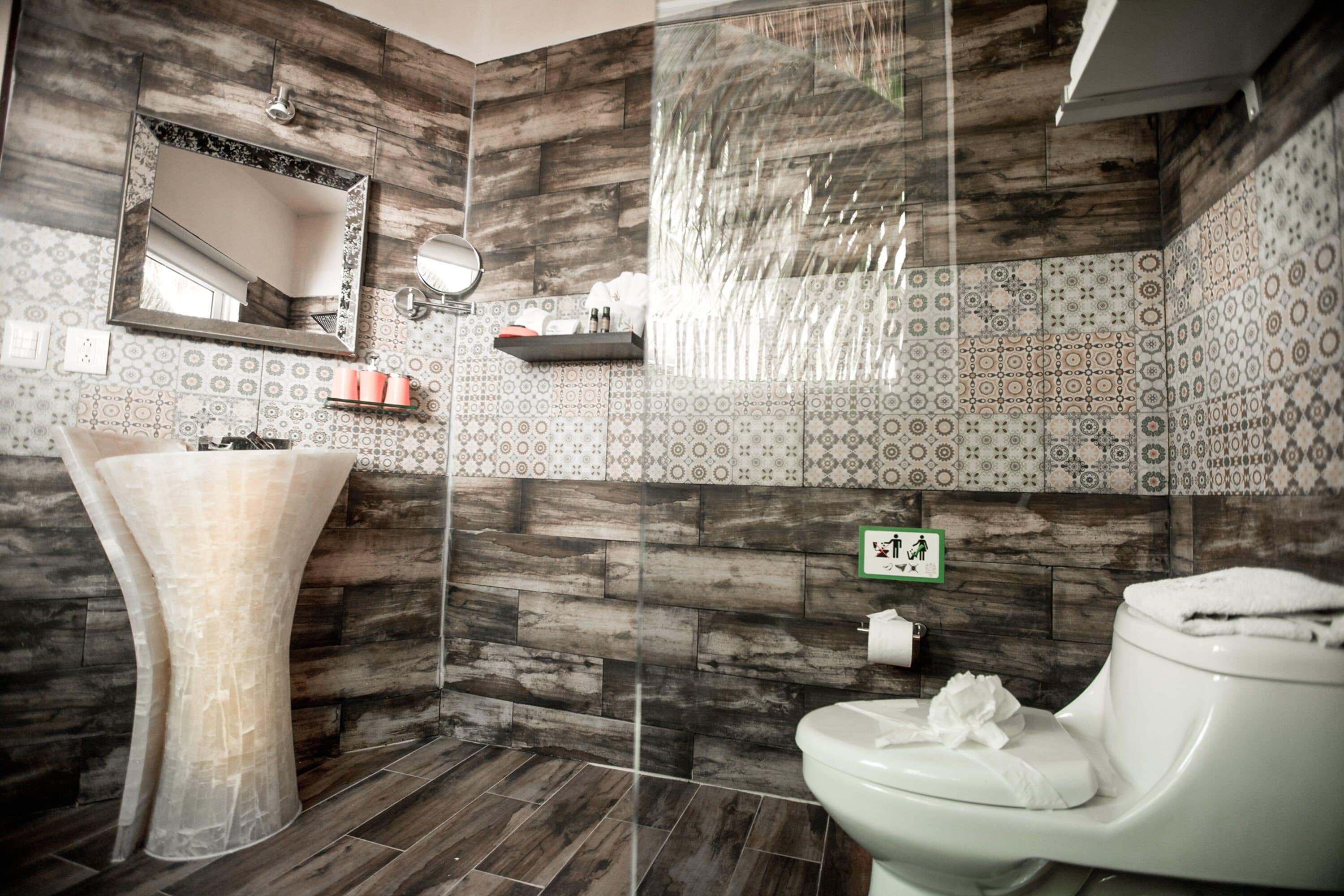 21 presidencial (2 queens 1 king) | bathroom | shower, free toiletries, hair dryer, towels