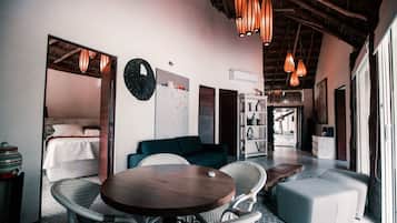 20 Tox Master (1 King) | 1 bedroom, laptop workspace, blackout drapes, iron/ironing board