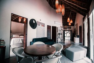 20 Tox Master (1 King) | 1 bedroom, laptop workspace, blackout drapes, iron/ironing board