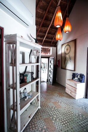 1 habitación, espacio para trabajar con laptop y cortinas blackout 