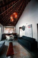 20 Tox Master (1 King) | 1 bedroom, laptop workspace, blackout drapes, iron/ironing board