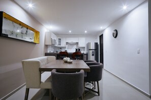 客室内のダイニングエリア