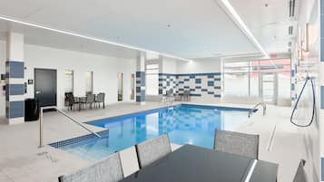 Piscine couverte, accÚs possible de 07 h 00 à 22 h 00, chaises longues
