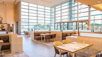 يتم تقديم الإفطار، والغداء، والعشاء، والإفطار المتأخر