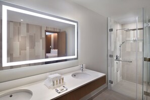 Erillinen kylpyamme ja suihku, ympäristöystävälliset hygieniatuotteet