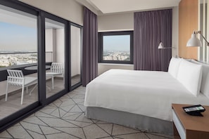 Minibar, coffres-forts dans les chambres, bureau, rideaux occultants