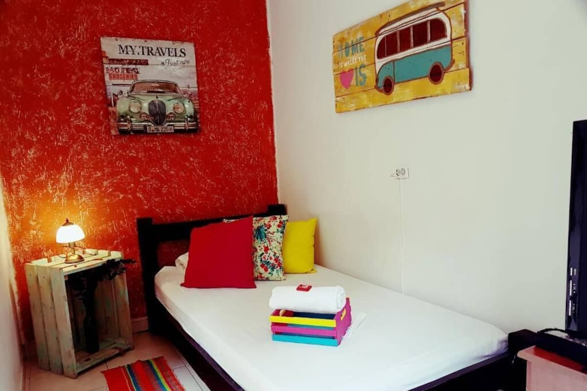 Pana | Espacio para trabajar con un portátil y tabla de planchar con plancha