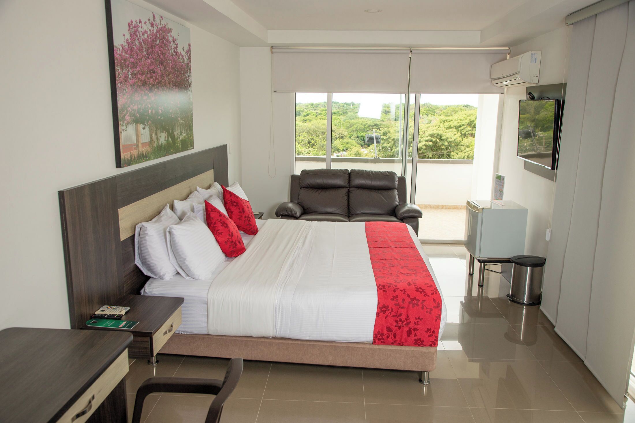 Superior King | Minibar, desk, iron/ironing board, free WiFi