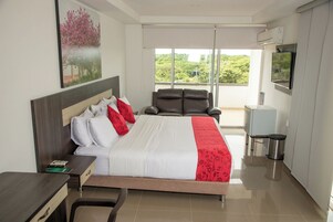 Quarto superior, 1 cama King, banheira, vista para a cidade | Frigobar, escrivaninha, ferros/tábuas de passar roupa, Wi-Fi de cortesia