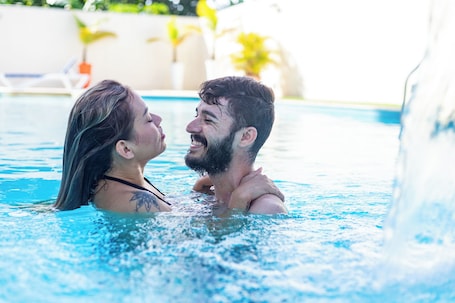 Una piscina al aire libre. Hotel Anamela