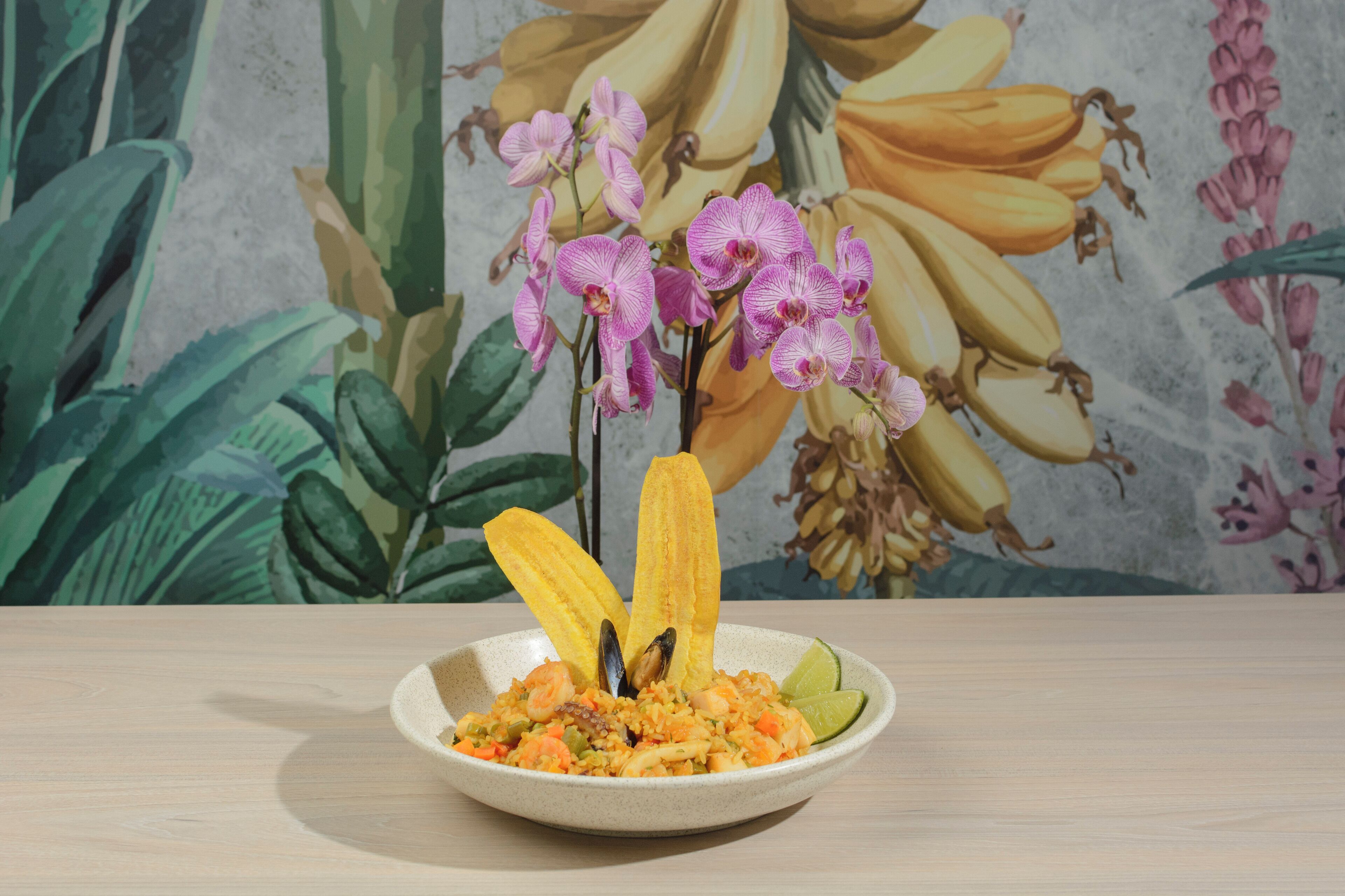 Un plato de comida con una banana y un limón sobre una mesa.
