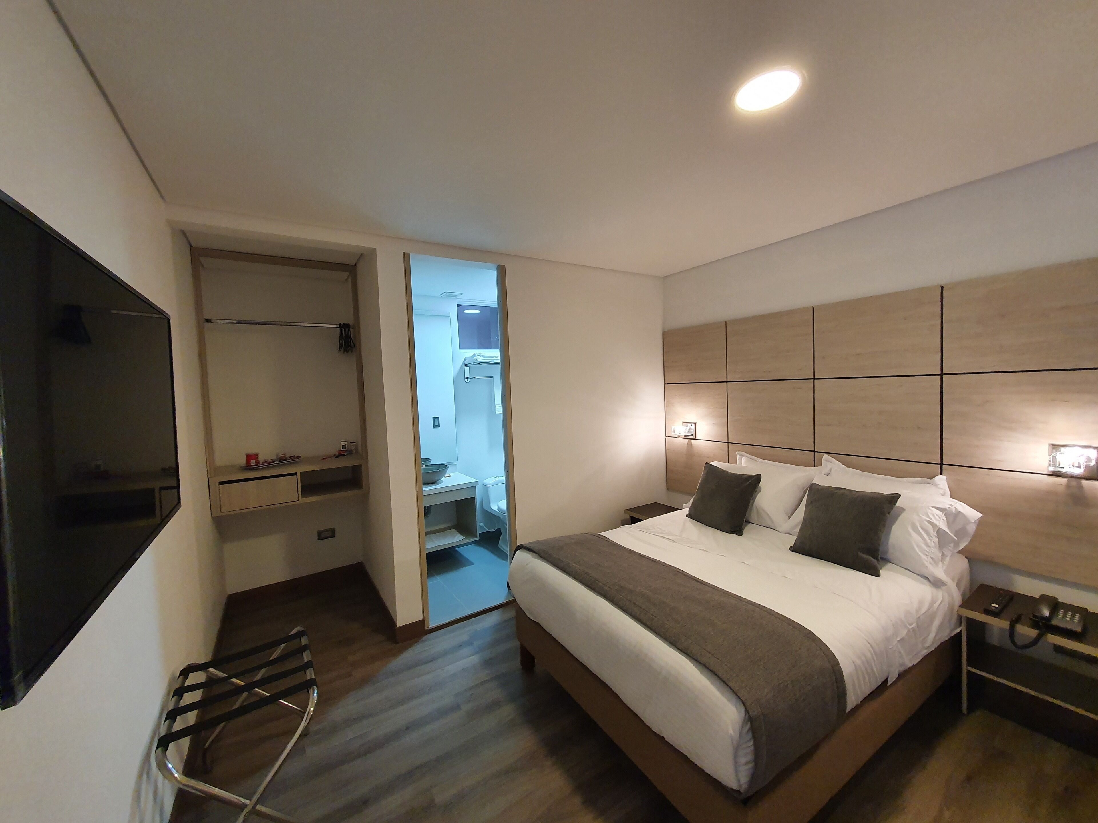 Minibar, in-room safe, desk, iron/ironing board