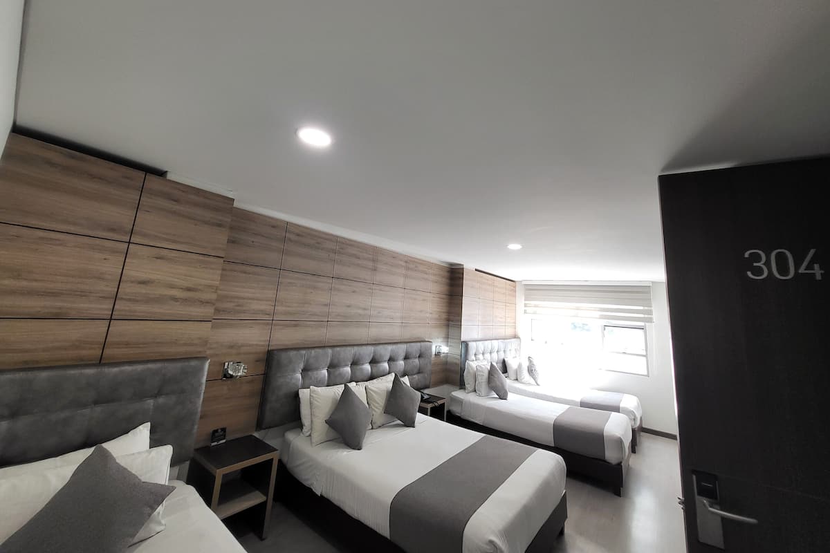 Deluxe Family Room | 1 camera, minibar, cassaforte in camera, una scrivania
