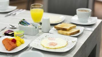 TĂ€gliches kontinentales FrĂŒhstĂŒck gegen GebĂŒhr