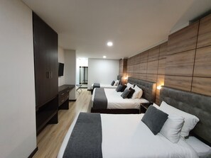 Deluxe Family Room | Minibar, caja fuerte, escritorio y tabla de planchar con plancha