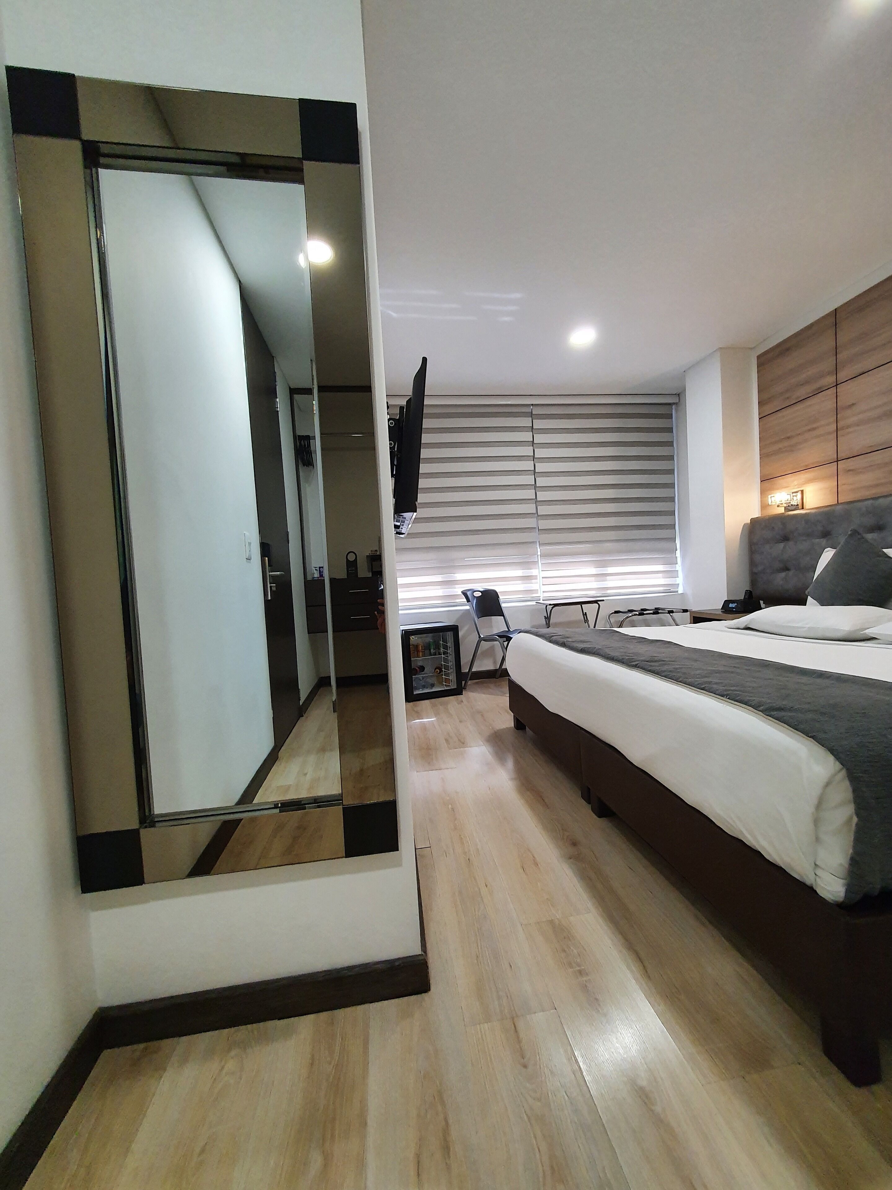 Minibar, in-room safe, desk, iron/ironing board