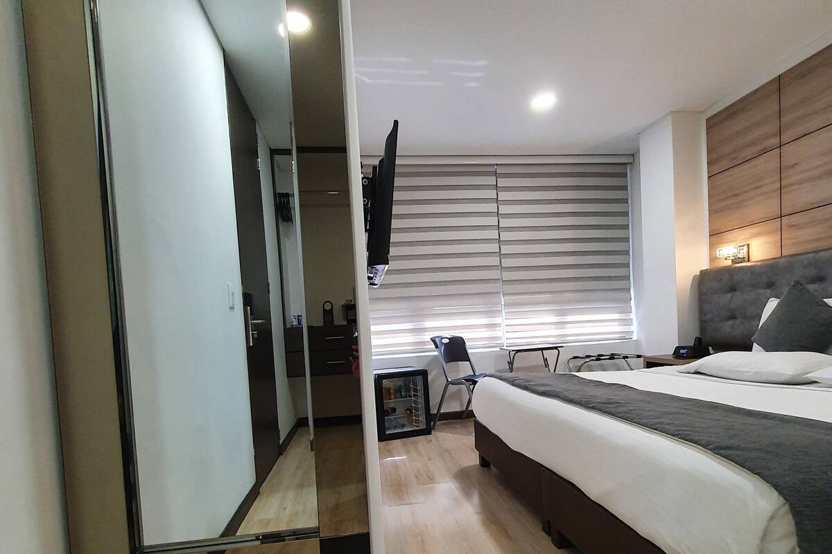 Minibar, in-room safe, desk, iron/ironing board