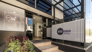 The entrance of the BOG Urban Hotel with a modern design, including a glass facade and a signboard. - Bog Urban Hotel (Bogotá)