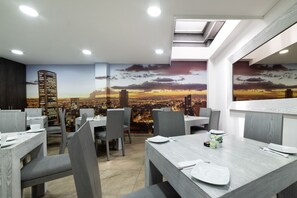 Breakfast, lunch, dinner served; international cuisine - Bog Urban Hotel (Bogotá)