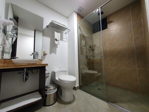 Douche, articles de toilette (gratuits), séchoir à cheveux