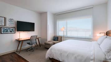 Peralatan tempat tidur premium, meja, ruang kerja komputer riba