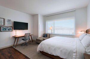 高档床上用品、办公桌、笔记本电脑工作区、遮光窗帘