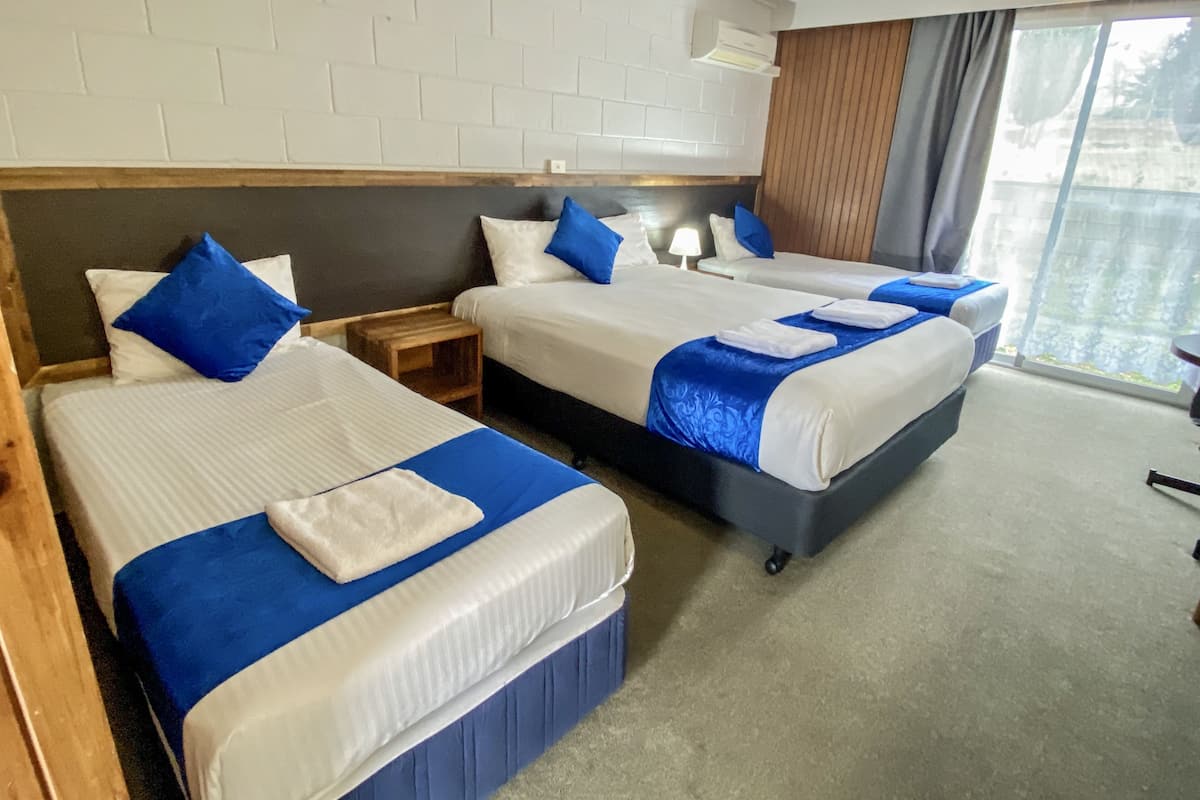 Kamar Quadruple Standar | Meja kerja, Wi-Fi gratis, dan seprai linen