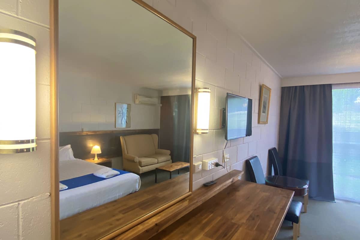 Kamar Single Standar, 1 Tempat Tidur Queen | Meja kerja, Wi-Fi gratis, dan seprai linen