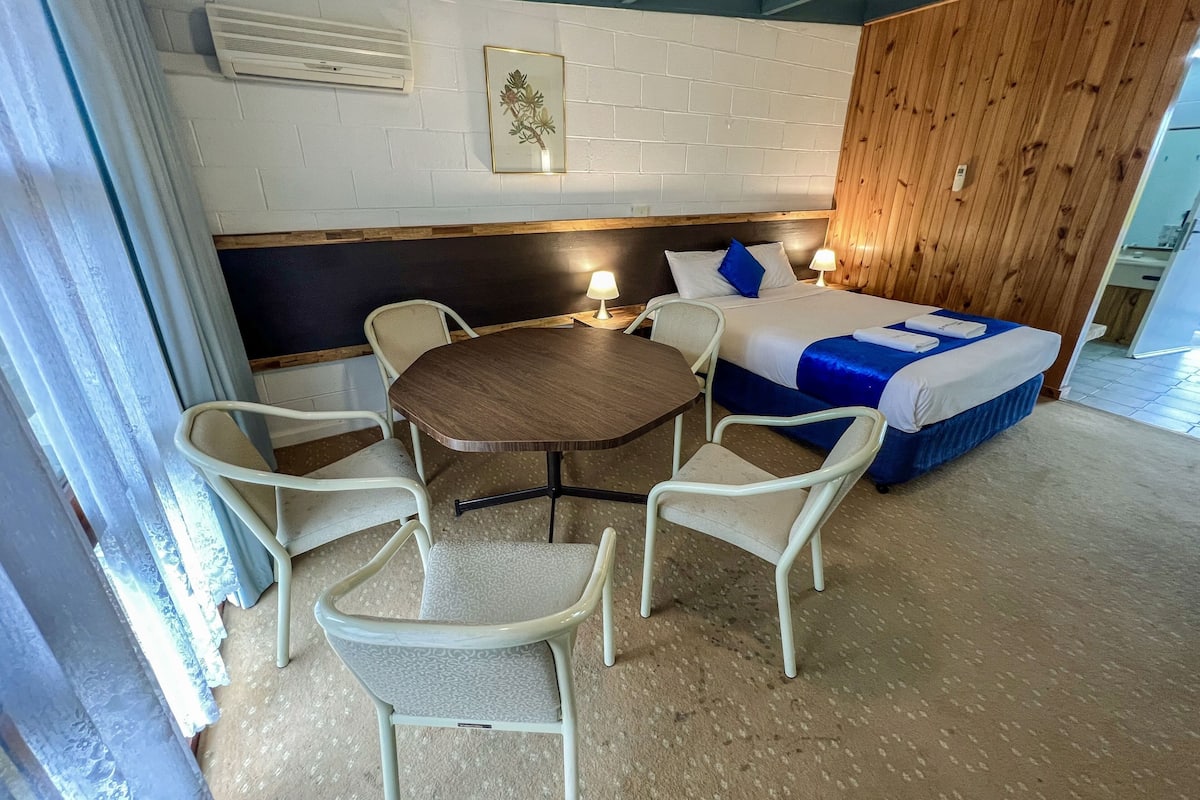 Kamar Keluarga | Meja kerja, Wi-Fi gratis, dan seprai linen