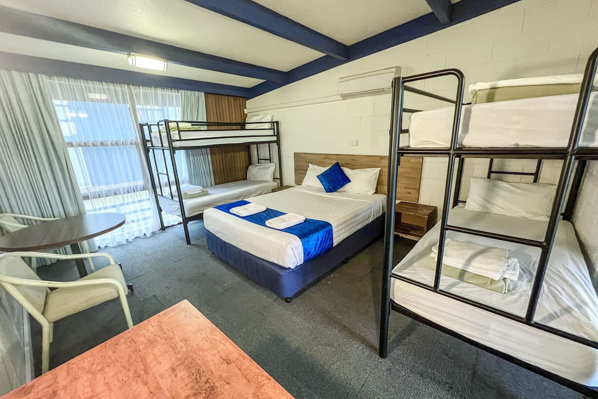 Kamar Keluarga | Meja kerja, Wi-Fi gratis, dan seprai linen