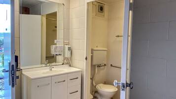 Basic Triple Room | Bathroom
