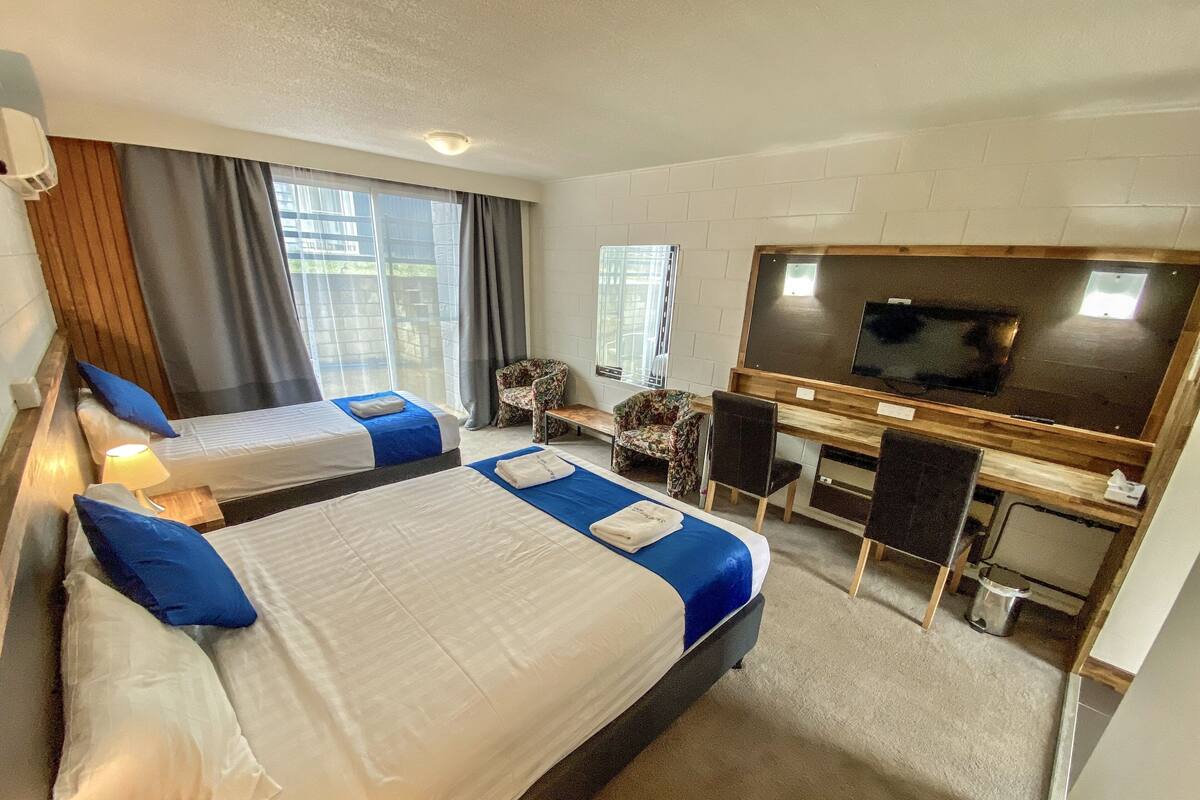 Kamar Triple Deluks | Meja kerja, Wi-Fi gratis, dan seprai linen