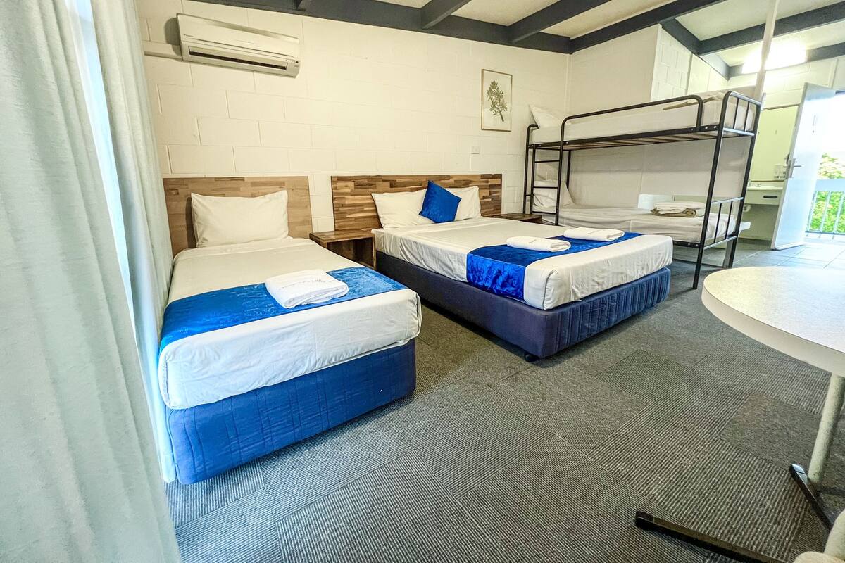 Kamar Keluarga (Budget, of 5) | Meja kerja, Wi-Fi gratis, dan seprai linen