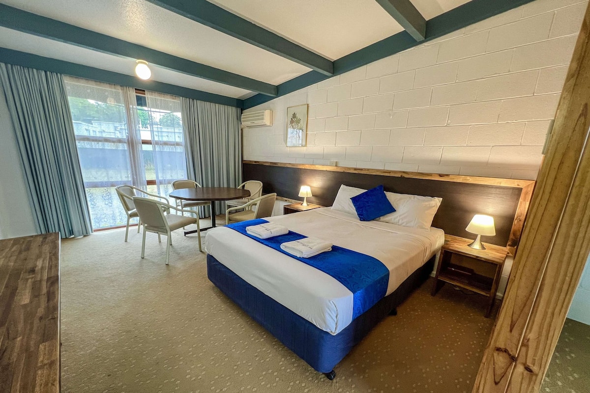 Kamar Keluarga | Meja kerja, Wi-Fi gratis, dan seprai linen