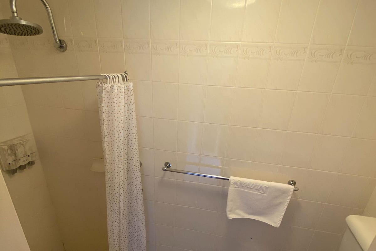 Shower, perlengkapan mandi gratis, pengering rambut, dan handuk