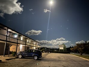 Fachada del alojamiento - Noche