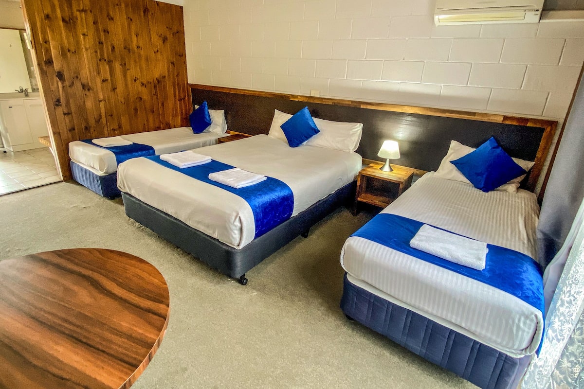 Kamar Quadruple Standar | Meja kerja, Wi-Fi gratis, dan seprai linen