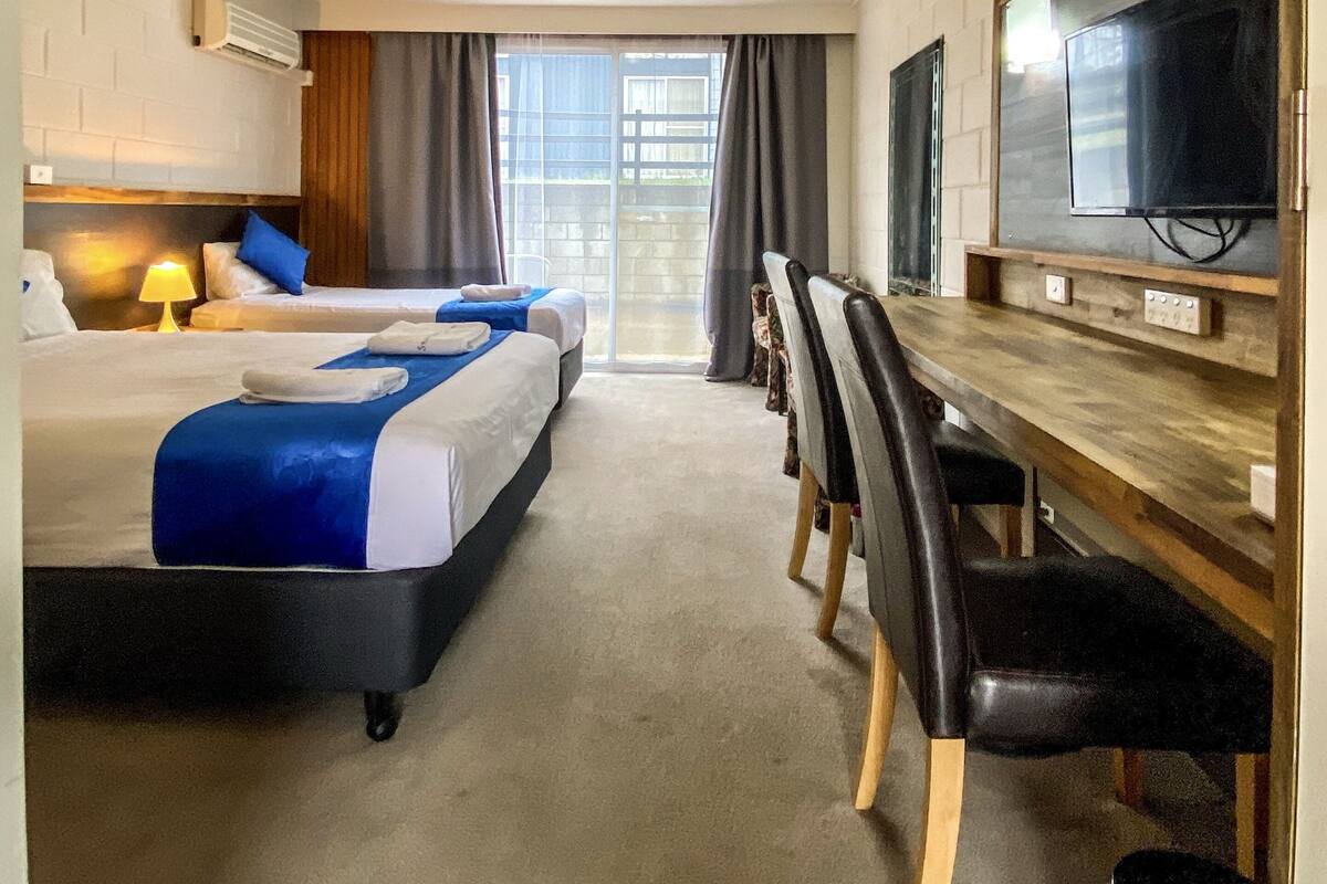Deluxe Triple Room | Desk, WiFi (free), bed sheets