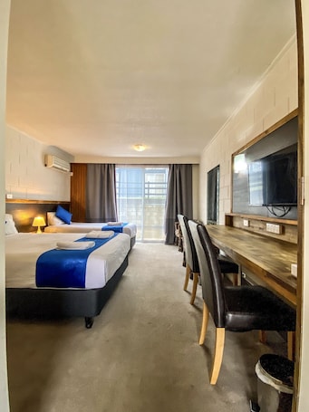 Escritorio, wifi gratis y ropa de cama . Snow Season Motor Inn