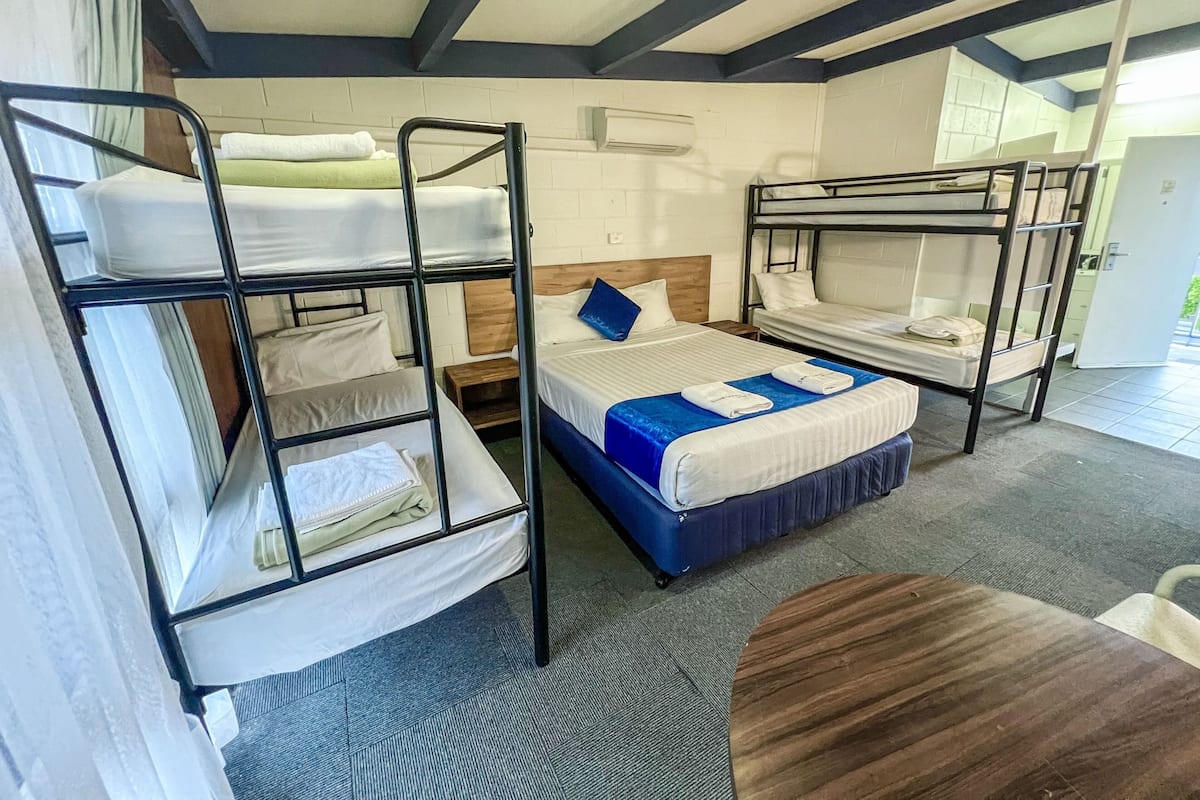 Kamar Keluarga | Meja kerja, Wi-Fi gratis, dan seprai linen