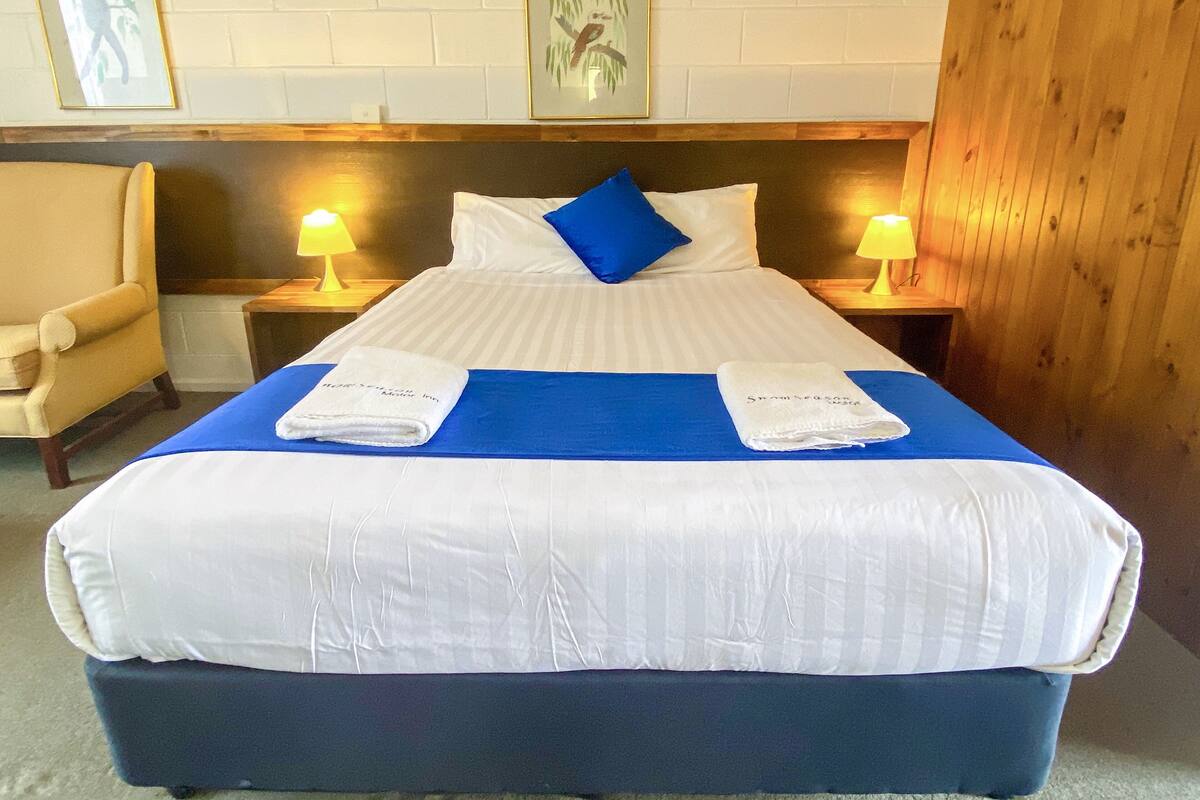 Kamar Single Standar, 1 Tempat Tidur Queen | Meja kerja, Wi-Fi gratis, dan seprai linen