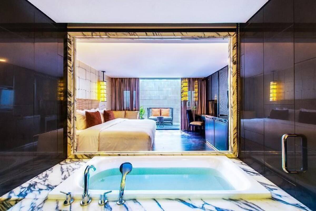 2 bedrooms, minibar, in-room safe, blackout curtains