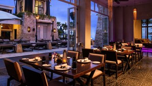 2 restaurants; ze serveren er ontbijt, lunch en diner 